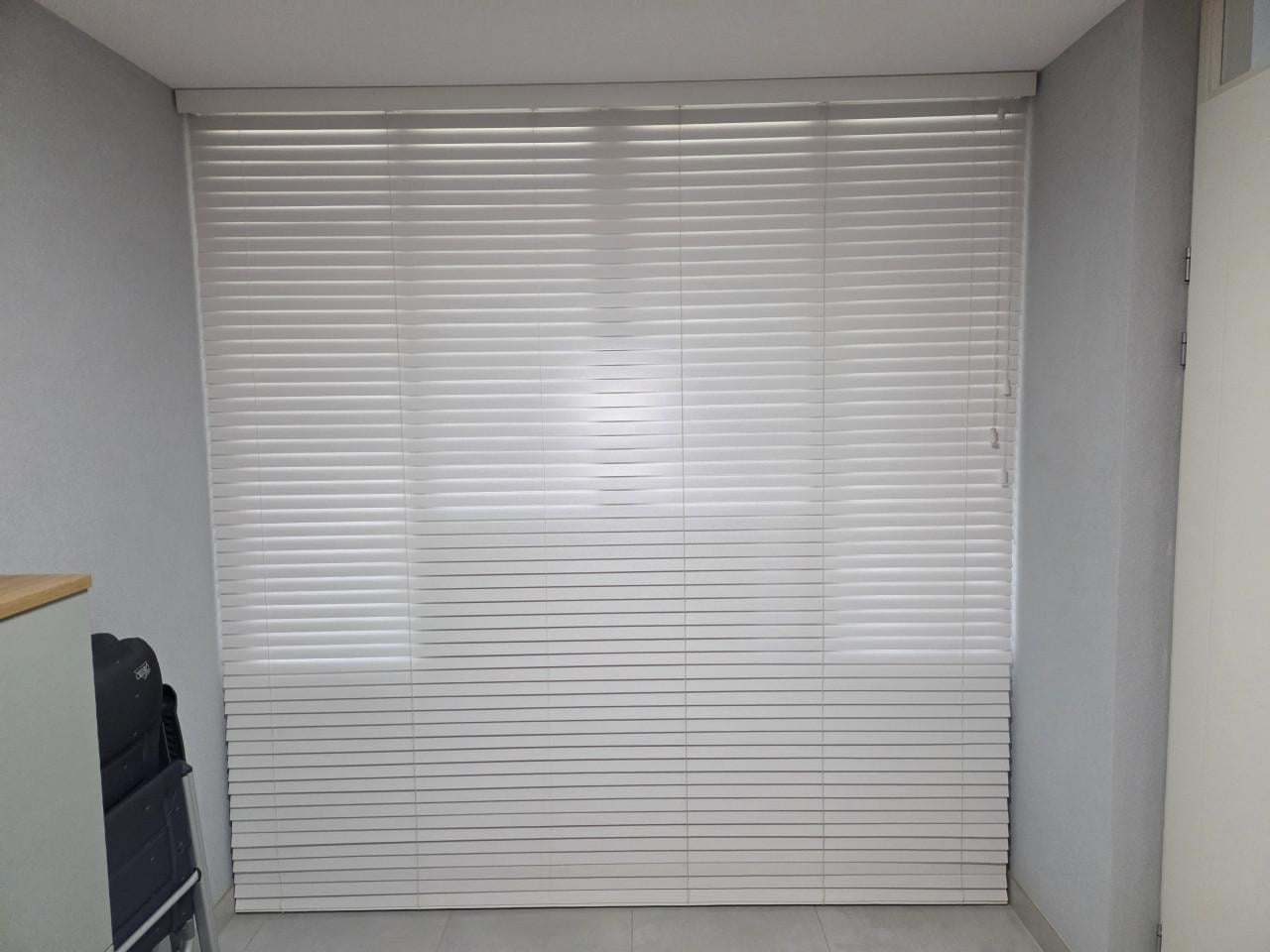 Witte houten jaloezie.