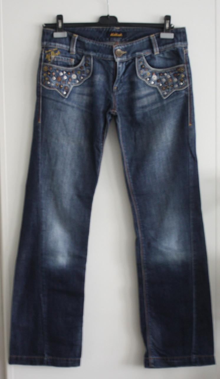 Blauwe spijkerbroek met metalen studs op de zaken  maat 31