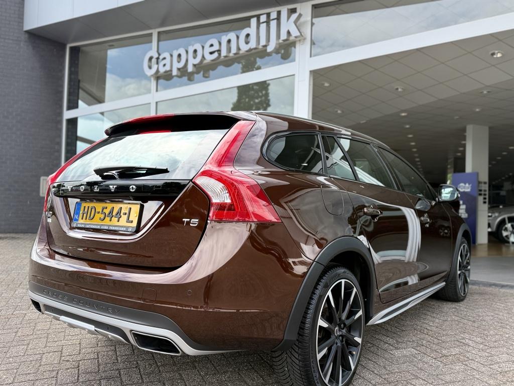Volvo V60 cross country t5 245pk summum| opendak| trekhaak| adap.cruise| ca
