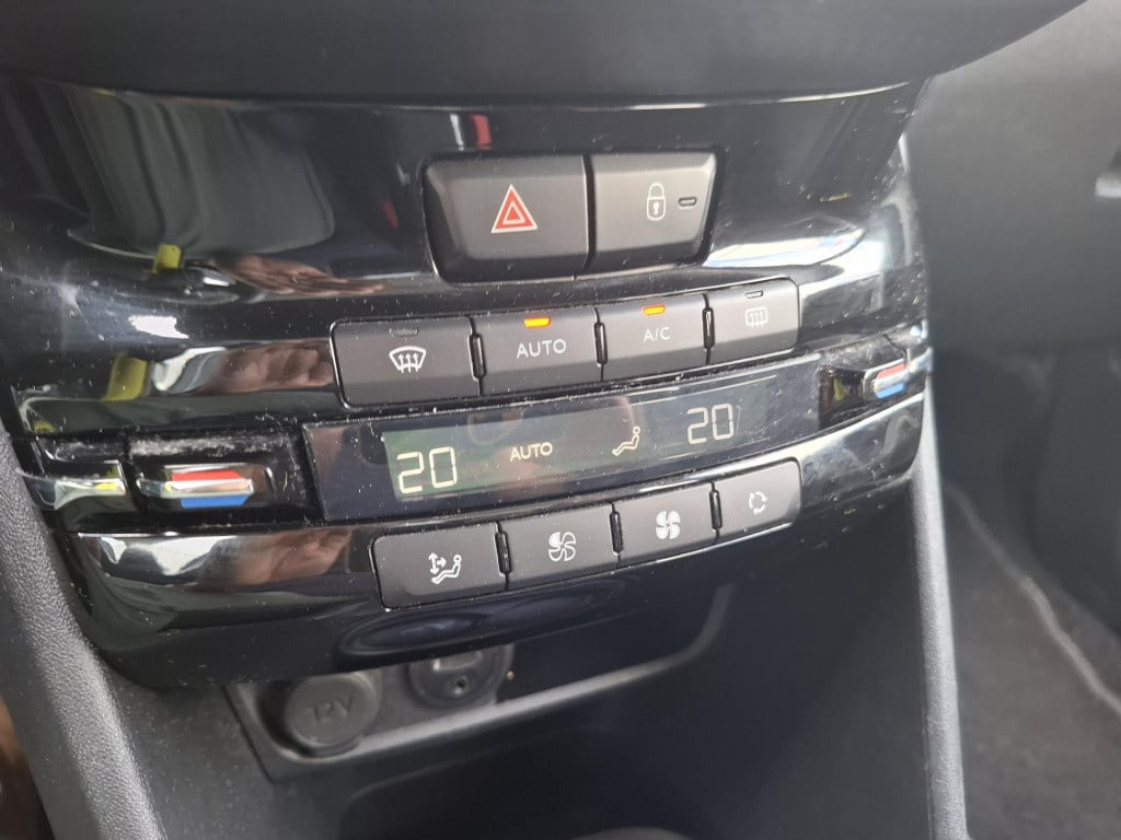 Peugeot 2008 suv 110 blue lion navi/lmv/park