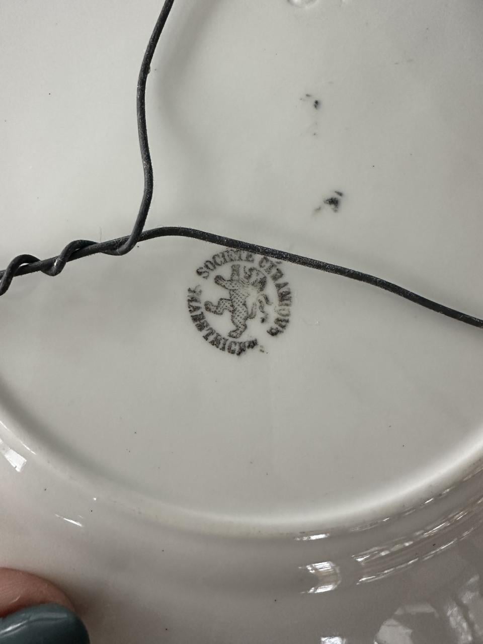 Diverse antieke borden en beeldjes