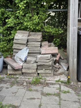Gratis af te halen:  80 stoeptegels