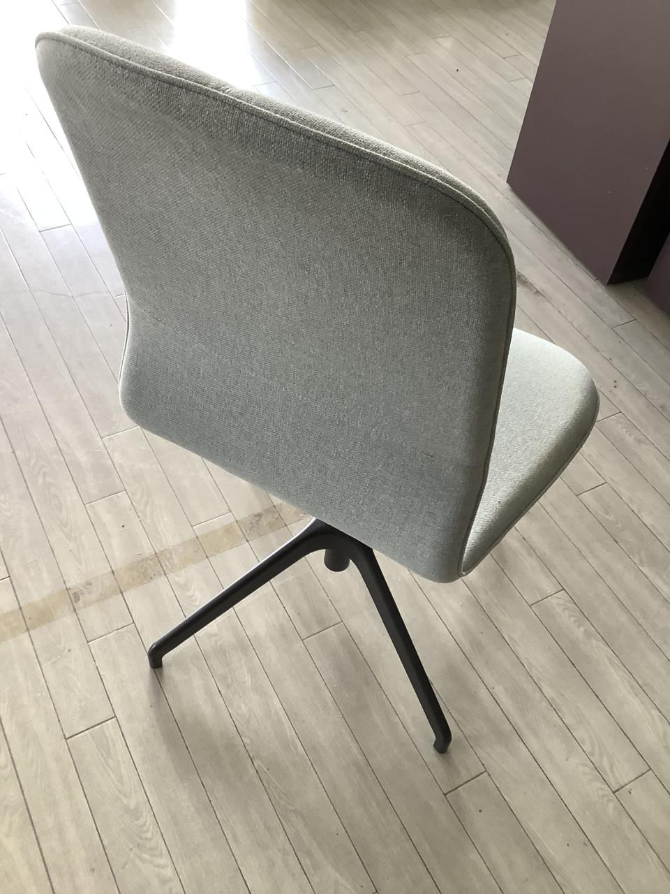 Nette bureautafel van 138x79cm. En Bureaustoel