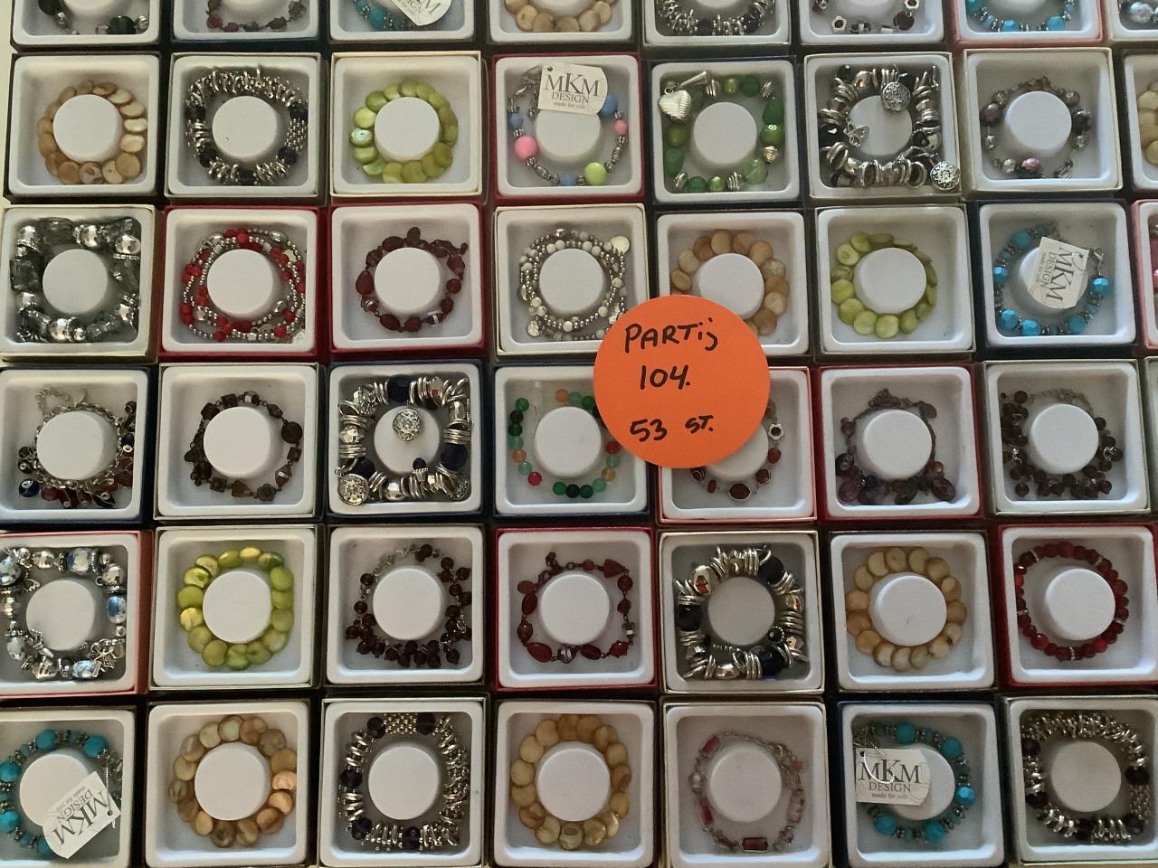 Partij leuke armbandjes in mooi verkoop doosje. ( partij 104)