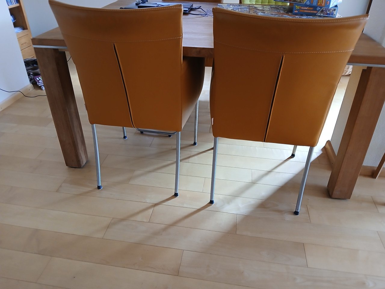 Eethoekstoelen, merk Ferrara met leren bekleding en RVS poot.