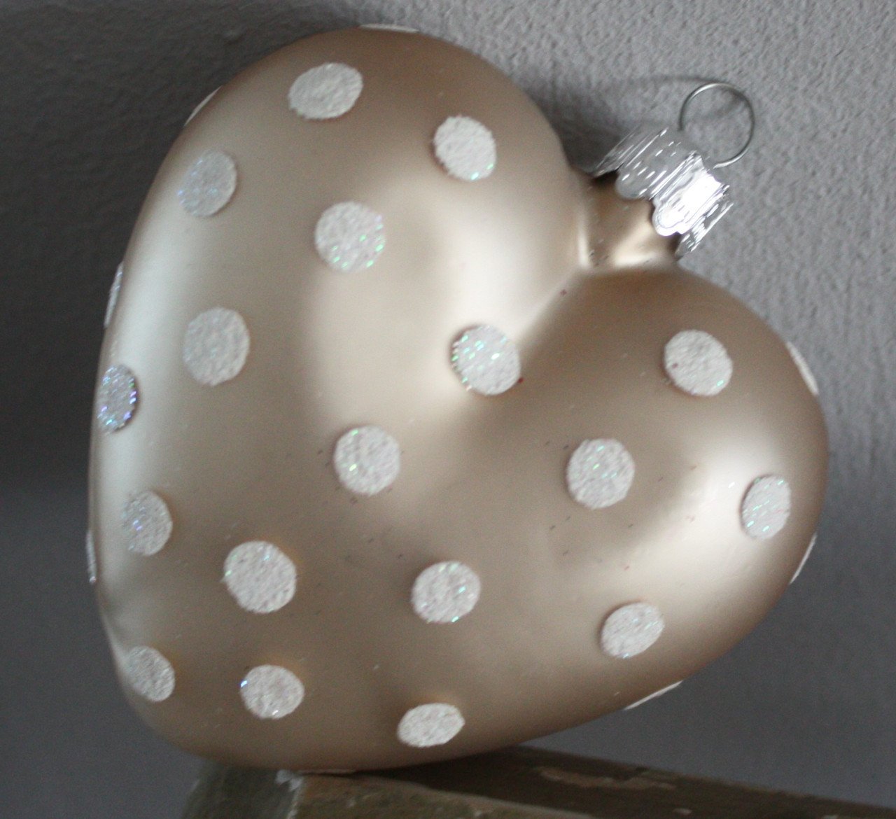 Chamoange kleur met witte glitter stippen hart hanger