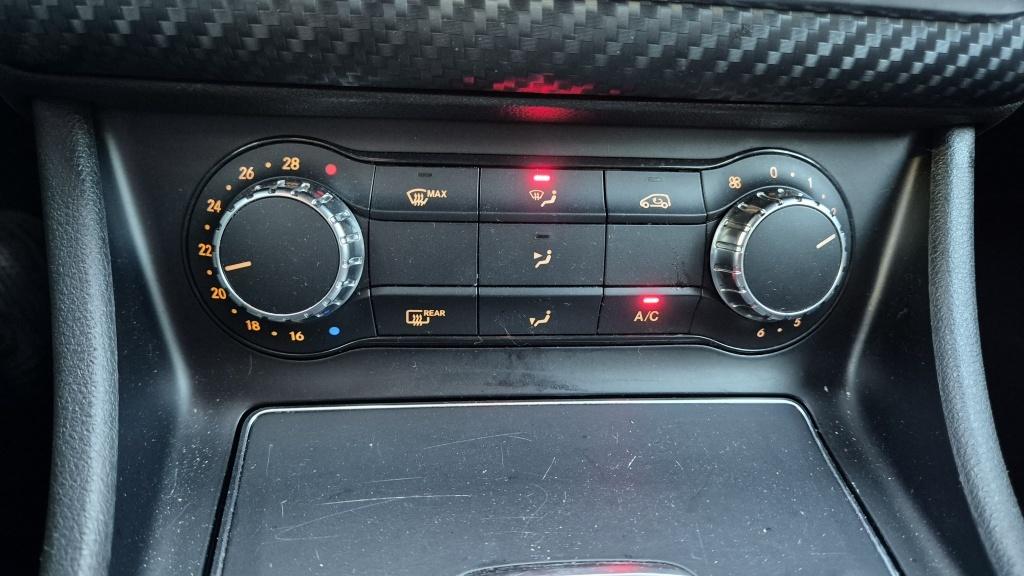 Mercedes-Benz A-Klasse 180 bus. sol. amg*led*navi*stoelvrw*18 inch*leder*zw