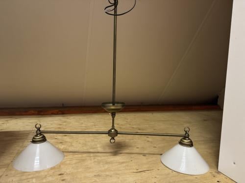 Messing hanglamp met melkglazen kapjes