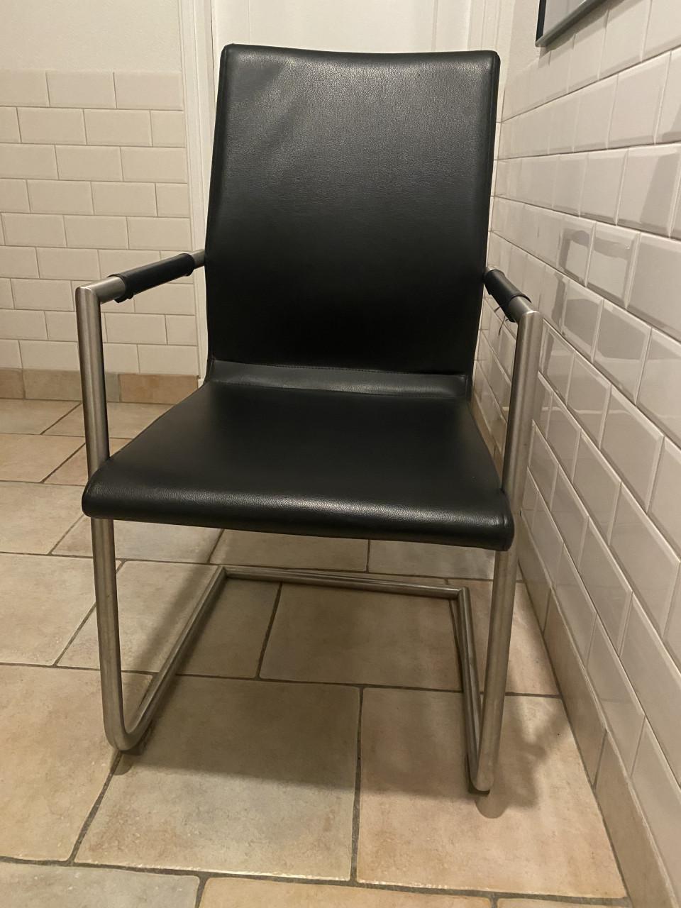 Twee zwarte leren stoelen