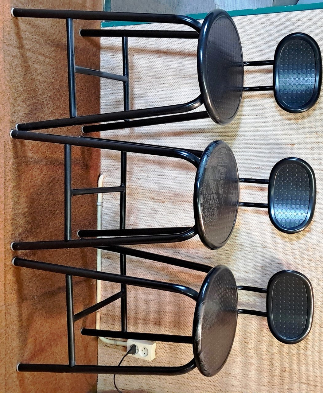 4 barkrukken, Zwart gekleurd, kunststof zitting, metalen poten