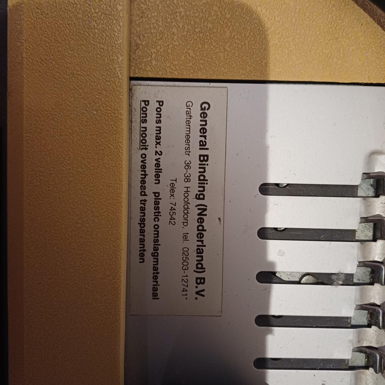 Inbindmachine (GBC model 470 KM) voor je eigen mappen te maken