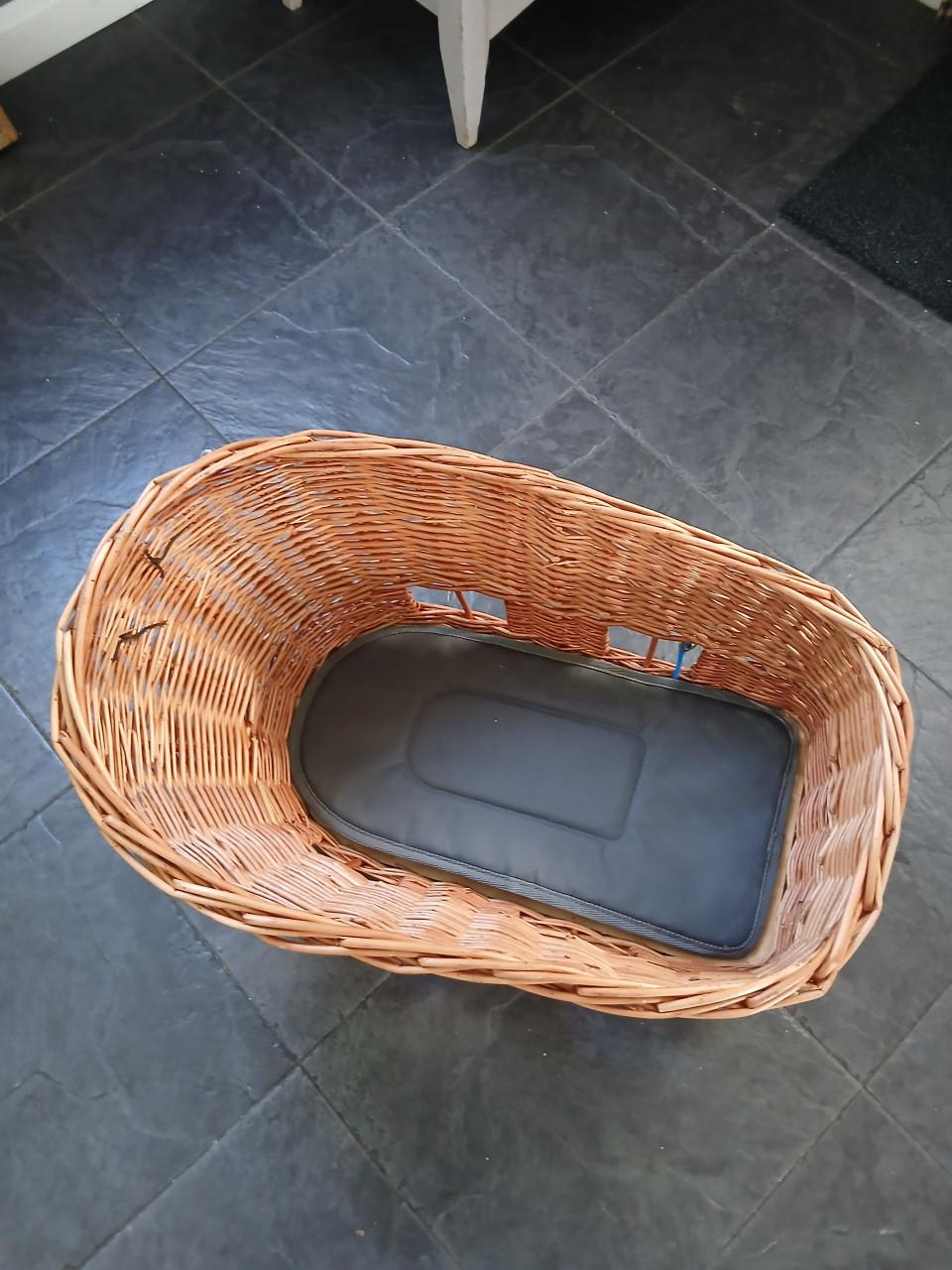 Fietsmandje + etensbakjes voor kleine hond.