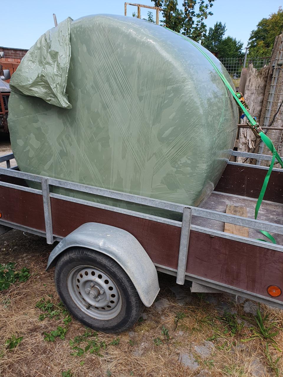 Grote balen kruid natuurhooi 1e snede laag eiwt schoon, in folie gewikkeld.