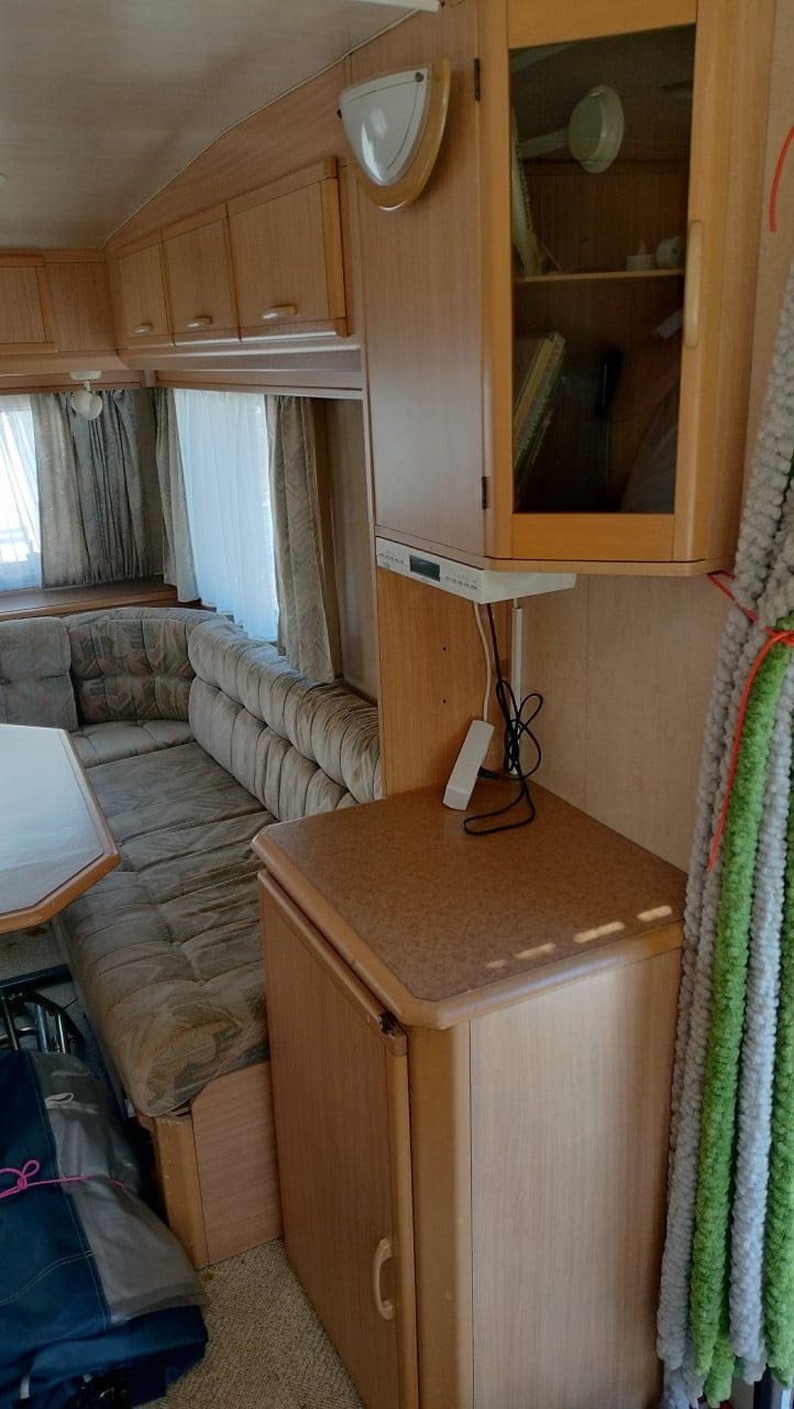 Adria caravan met voortent