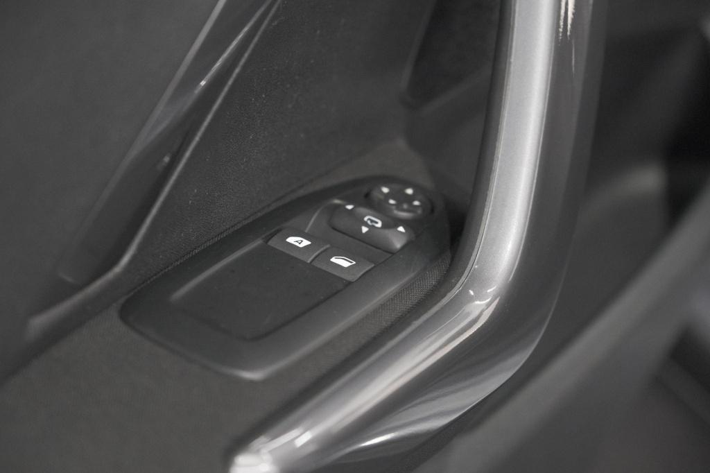 Peugeot 2008 puretech 110 blue lion | trekhaak | apple carplay | parkeersen