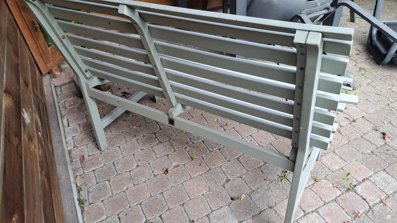 Gratis opknapbankje en twee tuinstoelen