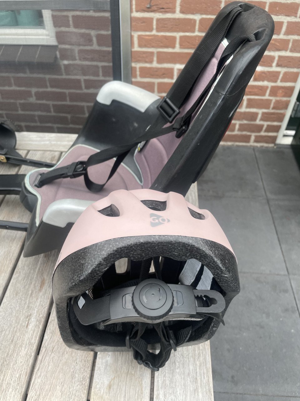 Bobike kinderstoel achterop met helm
