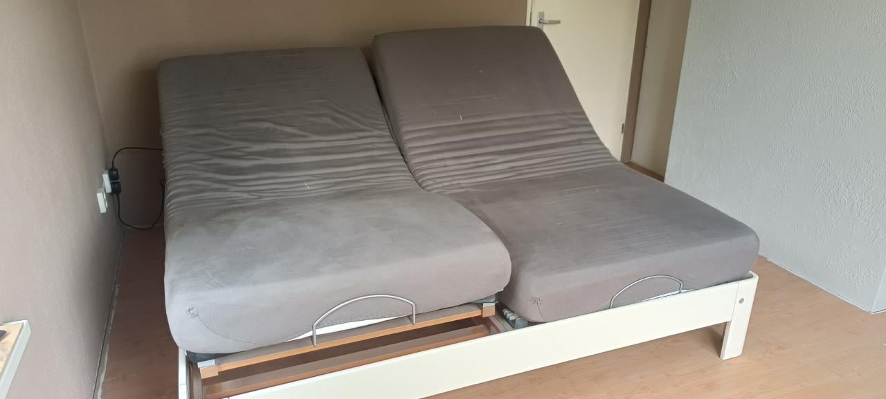 Auping bed 200x200 mtr electrisch incl 2 tafeltjes