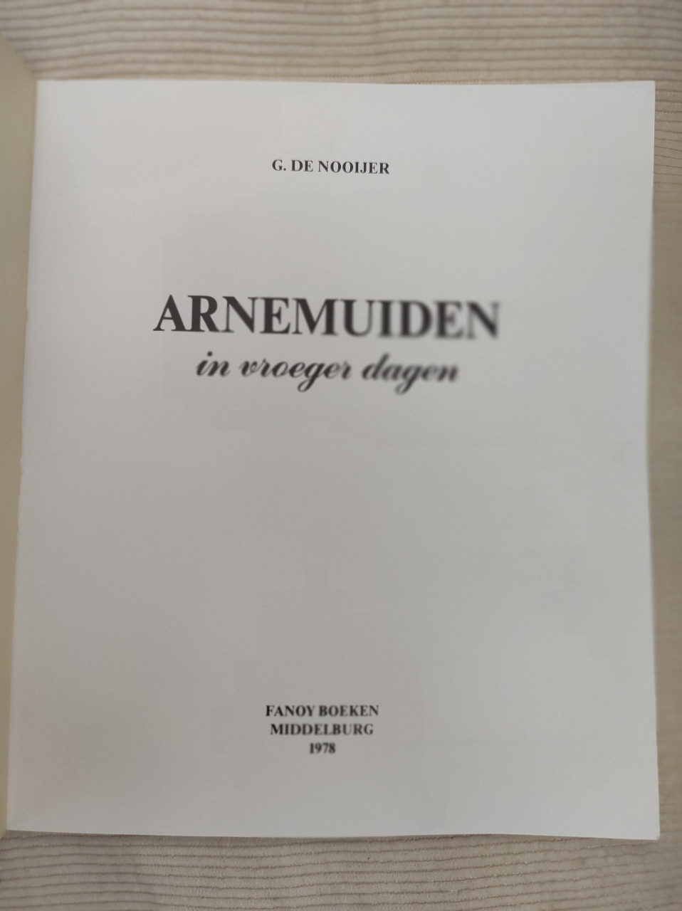 Arnemuiden in vroeger dagen. Prachtig fotoboek. G. de Nooijer