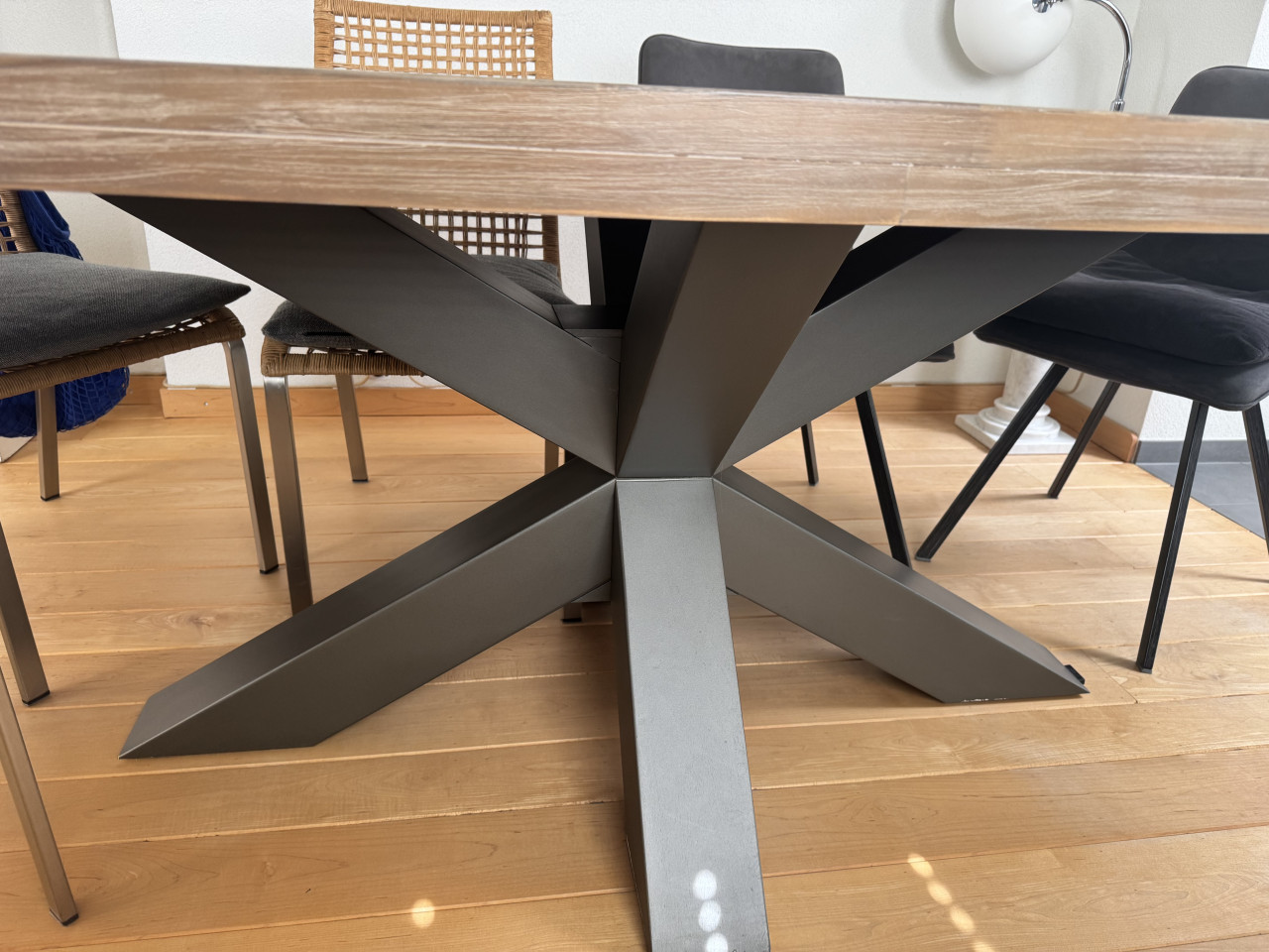 Eettafel 230 x 115 cm. ovaal