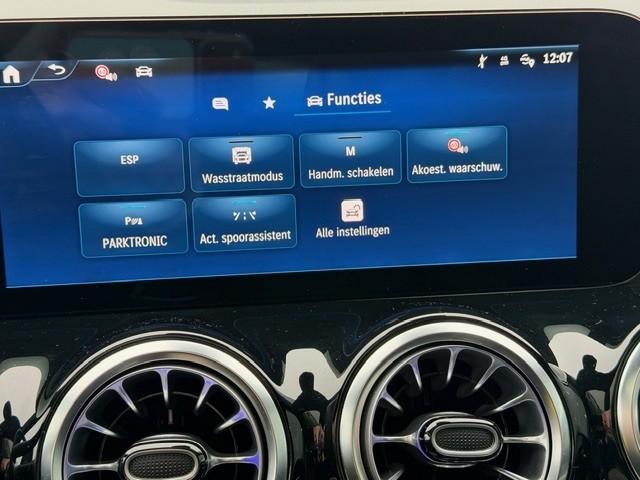 Mercedes-Benz Gla-klasse 180 amg line i 2025 i panorama dak i manufaktur al