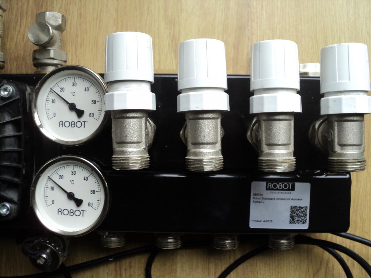 Vrijwel nieuwe 4 groep verdeler vloerverwarming ENERGI ZUINIGE pomp