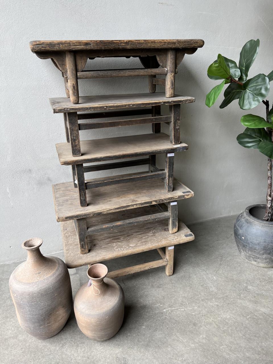 ROBUUST DOORLEEFDE HOUTEN SALONTAFELS EN BIJZETKRUKJES