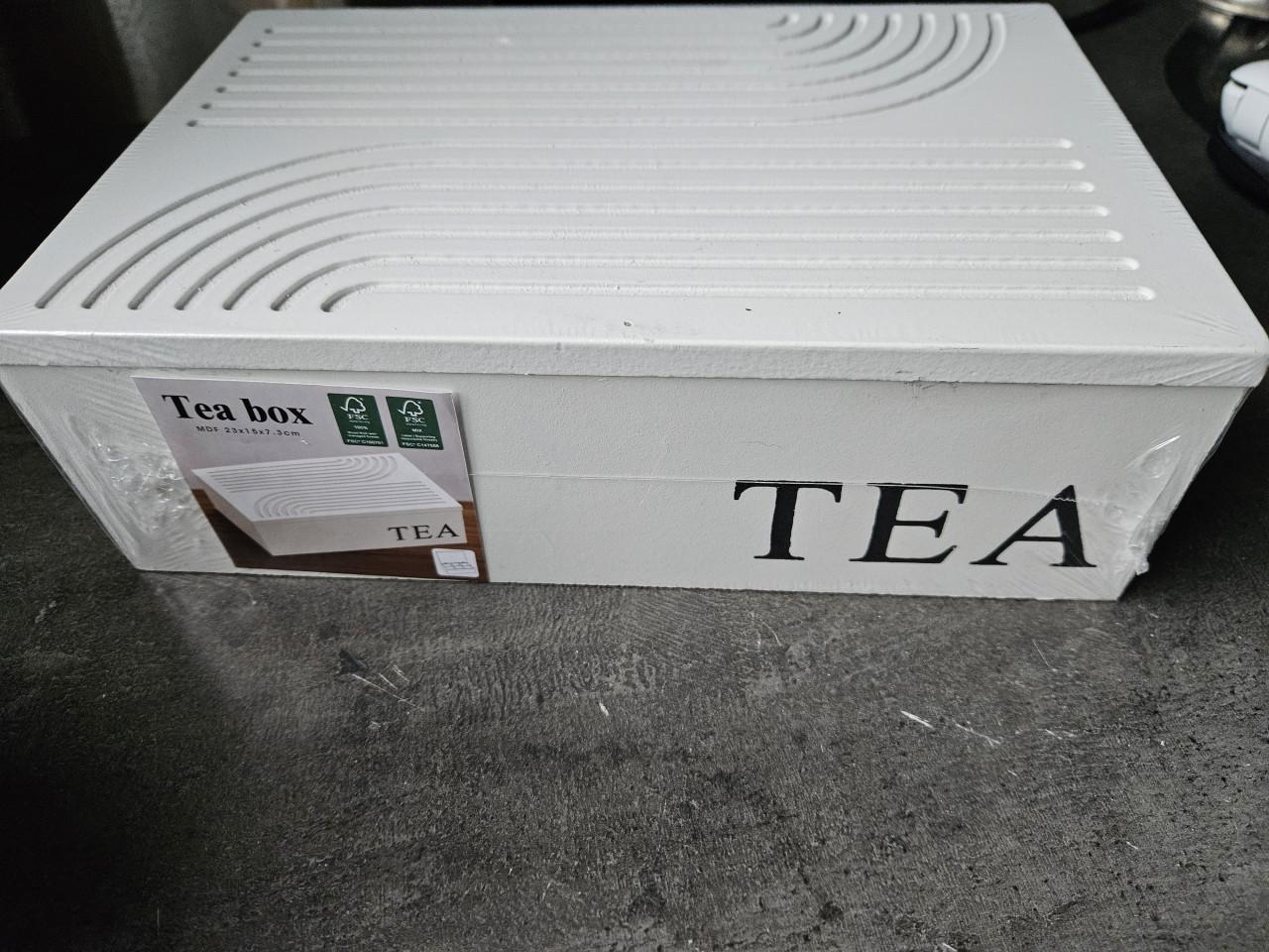 Nieuwe theepot en witte bamboe theedoos in een koop...