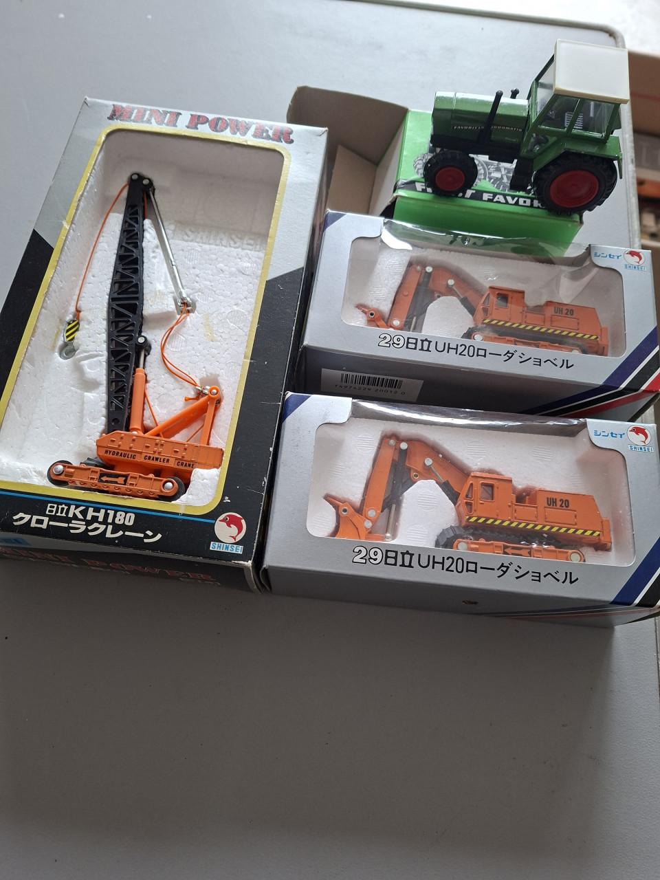 Miniatuur kraan, hijs en kleine vrachtauto's