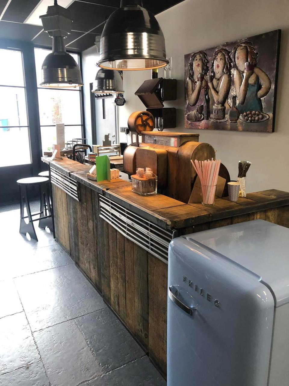 TE HUUR  Kapsalon met 2 stoelhuurders