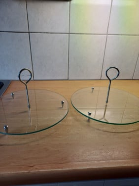 2 serveer/presenteer borden op pootjes samen 5,00