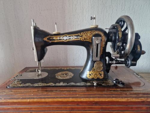 ANTIEKE NAAIMACHINE