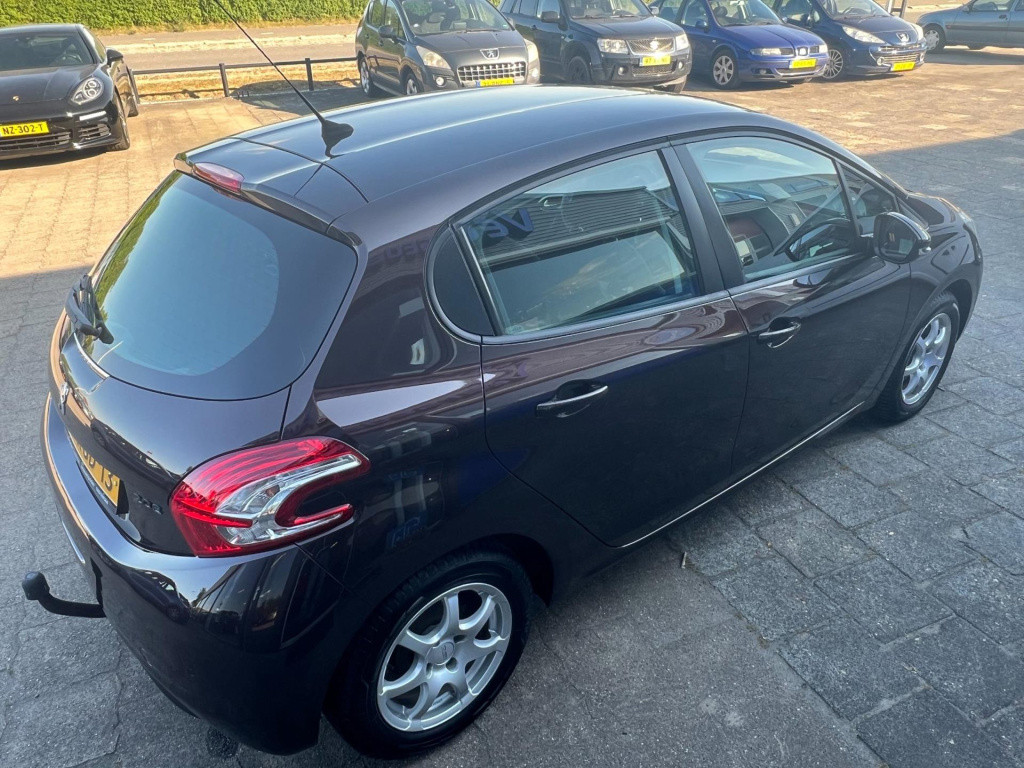 Peugeot 208 1.2 vti envy, navi, trekhaak enz...