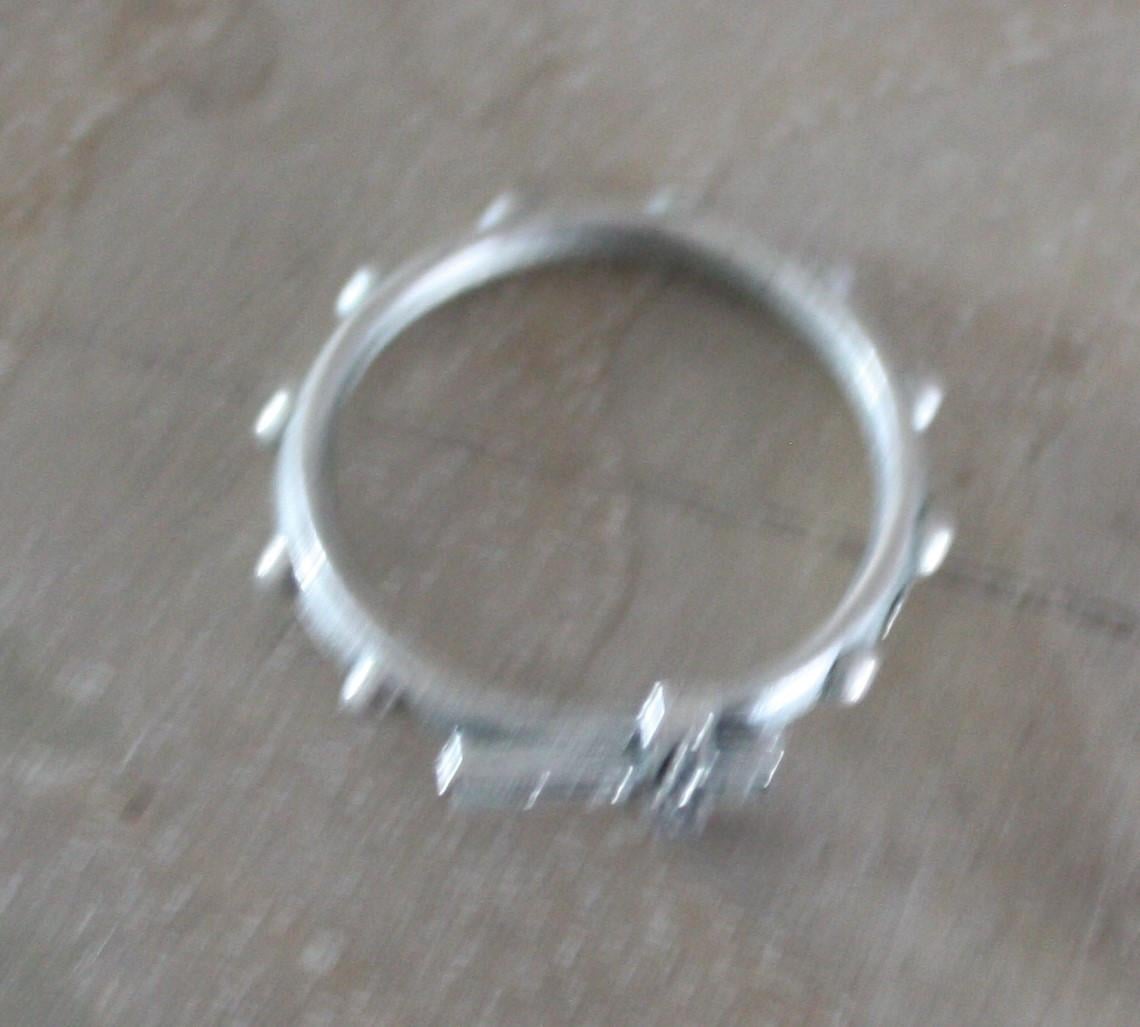 Zilverkleurige ring met kruis afbeelding