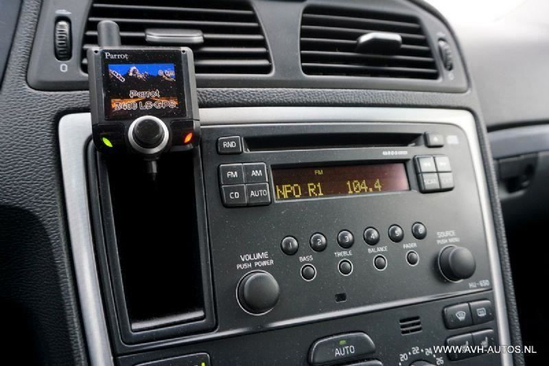 Volvo S60 2.4d, leer + clima!