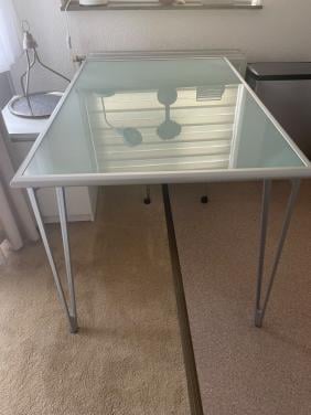 Moderne melkglazen eettafel met metalen frame