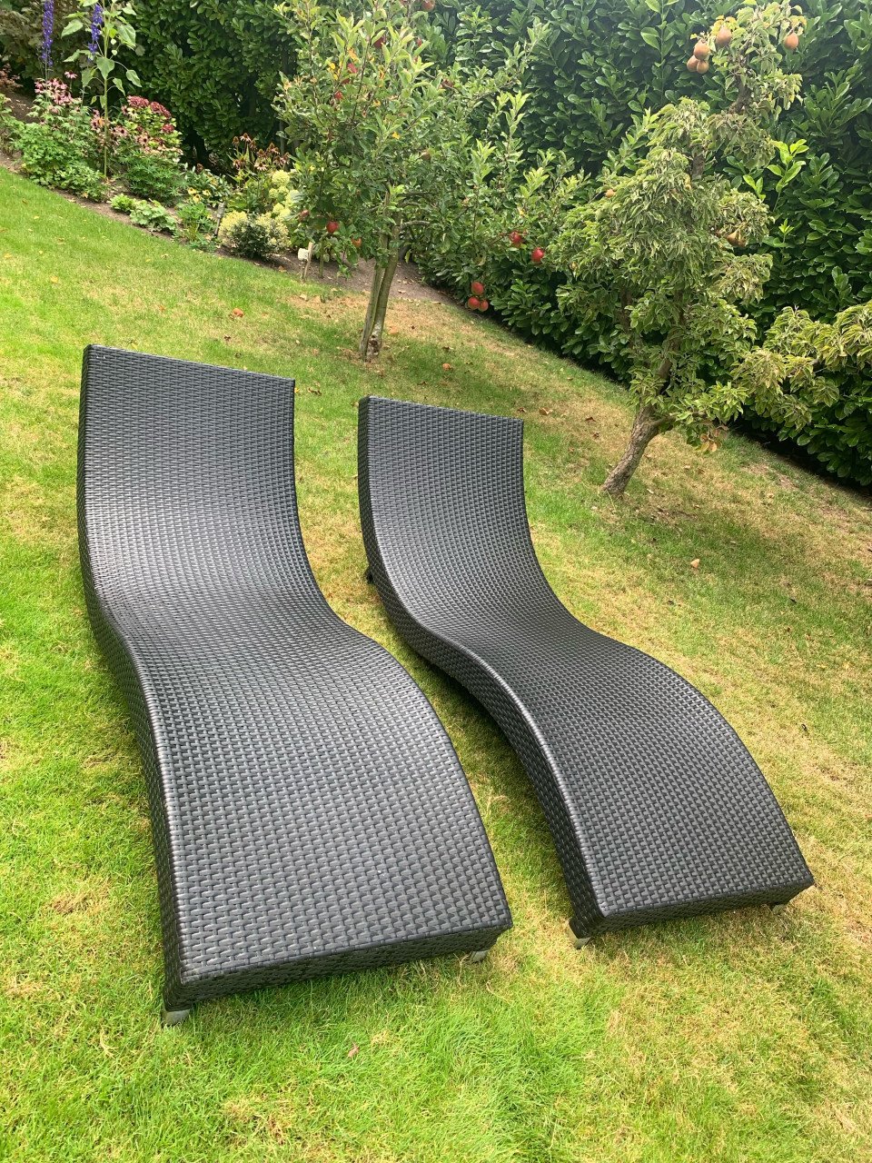 2 wicker ligbedden