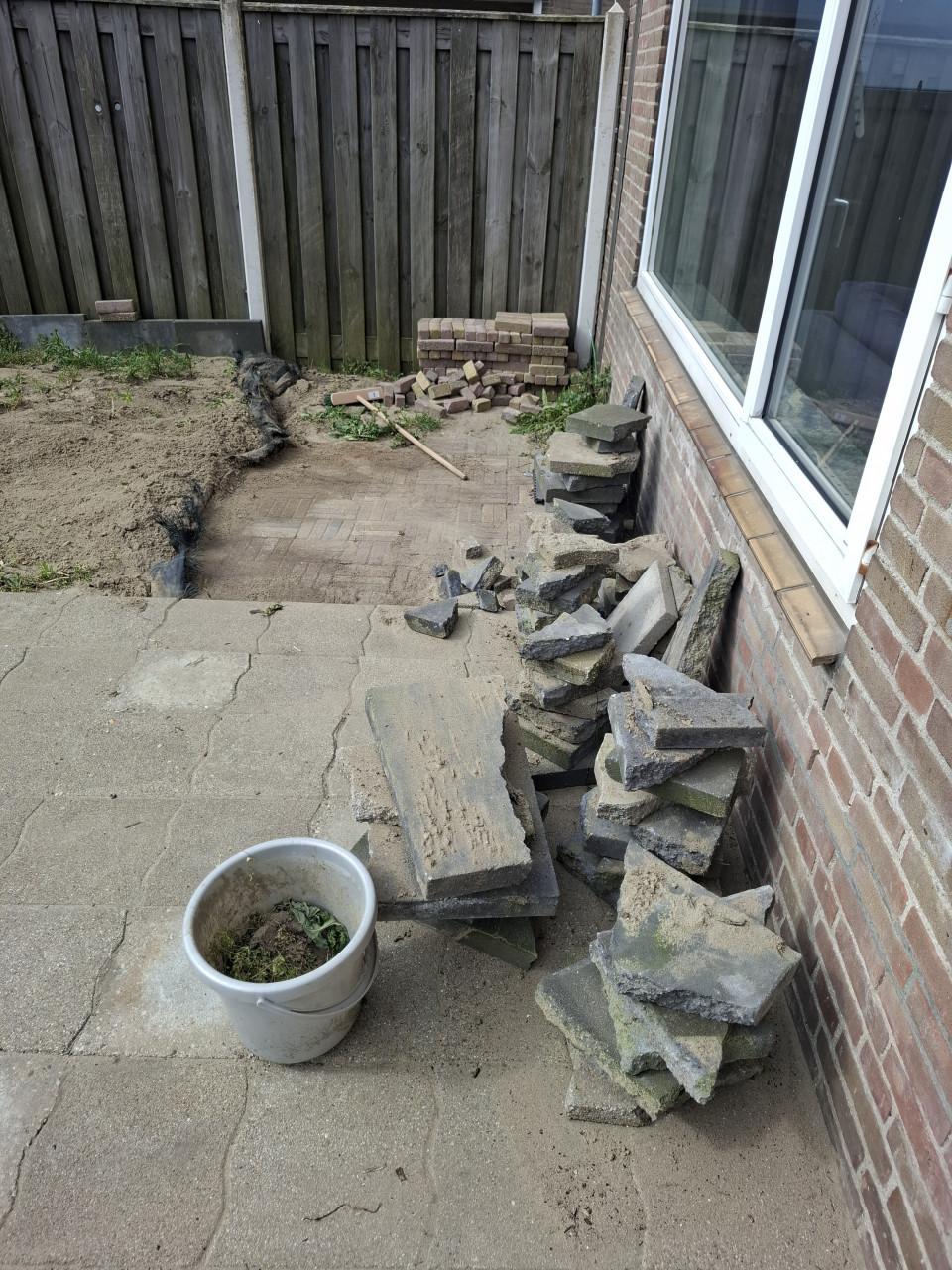 Zand, klinkers en tegelresten