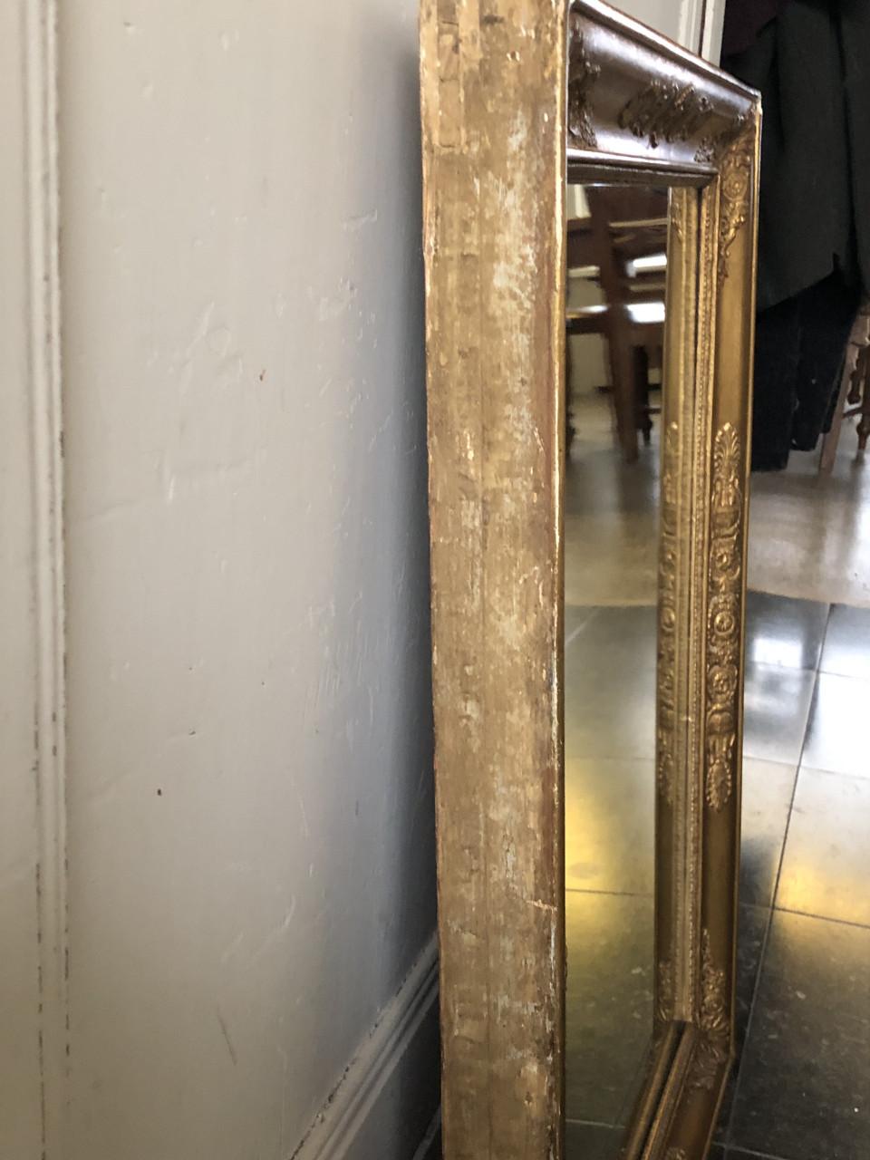 Zeer mooie oude brocante spiegel in vergulde bewerkte lijst