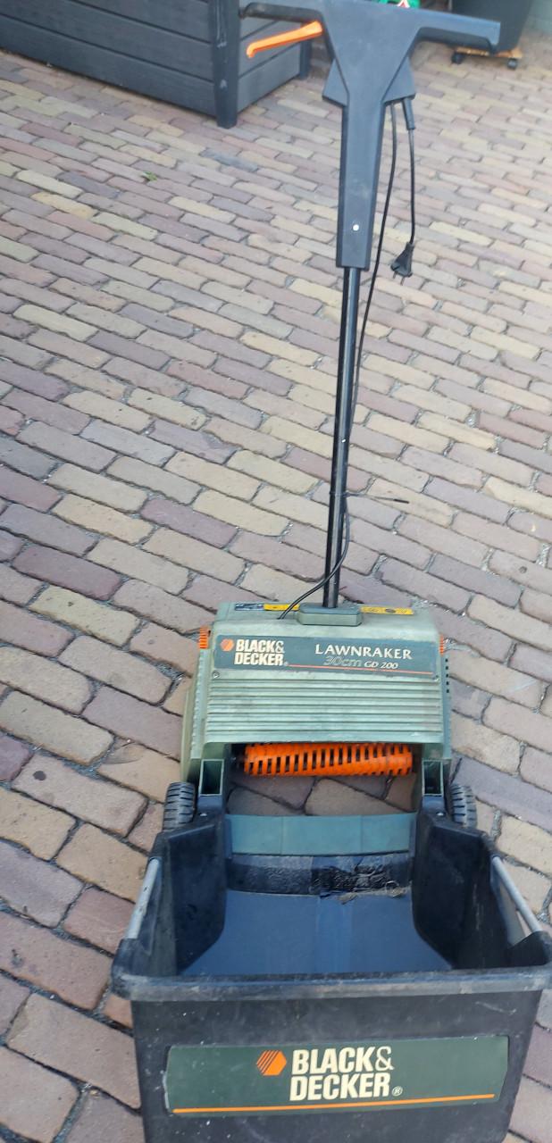 Verticuteer of ontmosser voor klein gazon.Black en Decker