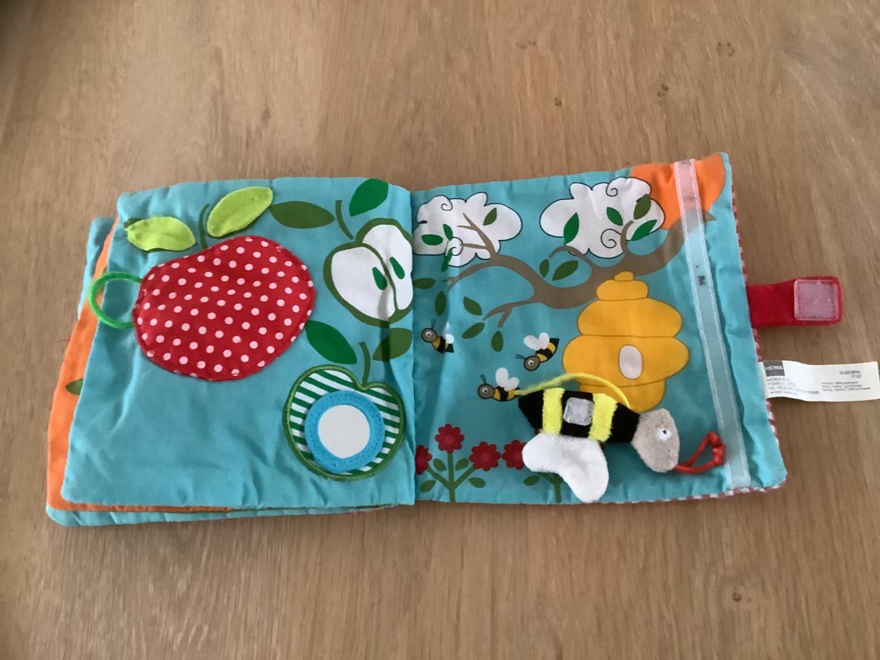 Hema stoffen Zoek en Voelboekje, z.g.a.n.