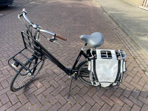 04 Donker blauw kleurige damesfiets van het merk “ Batavus ”