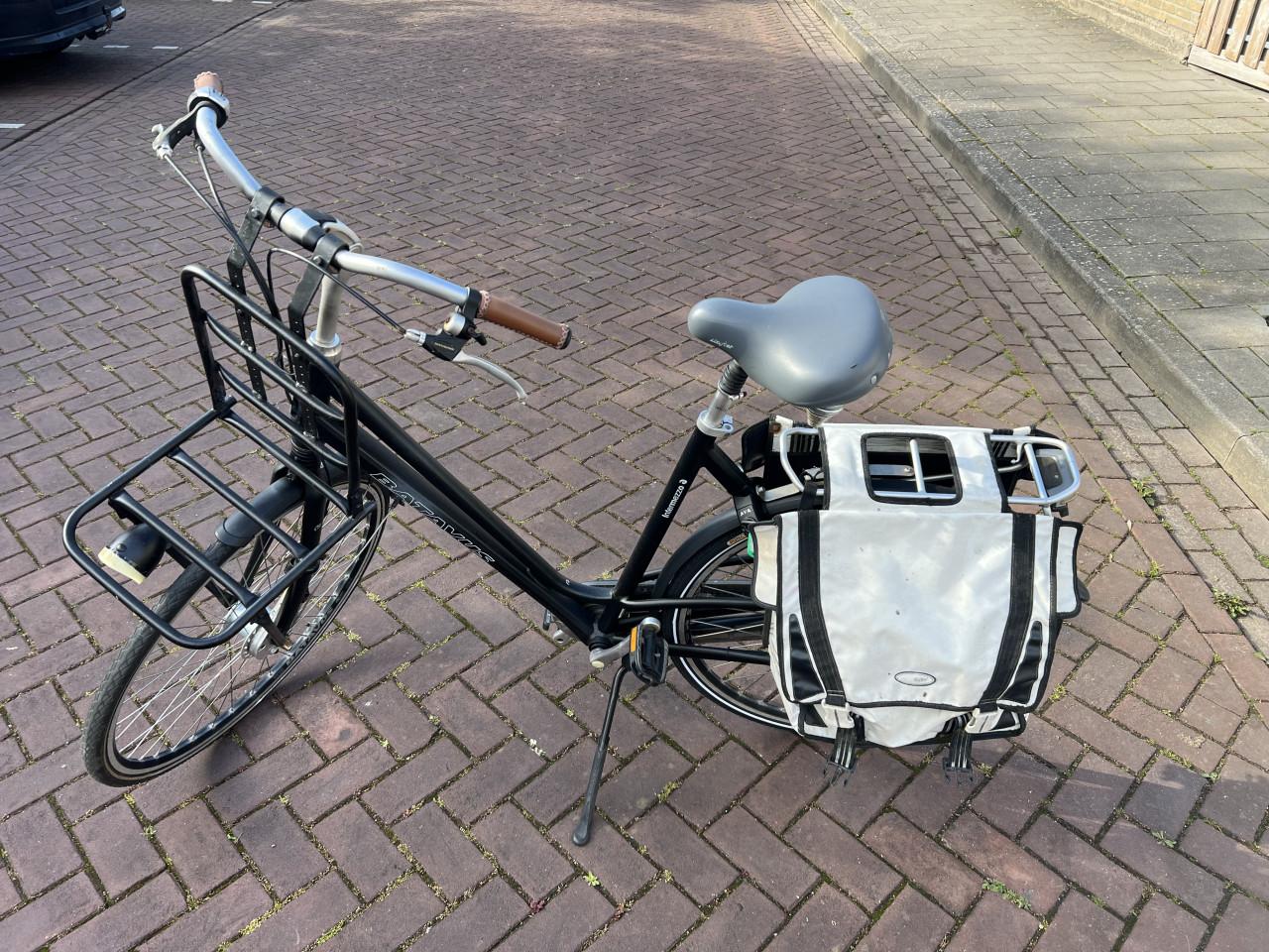 04 Donker blauw kleurige damesfiets van het merk “ Batavus ”