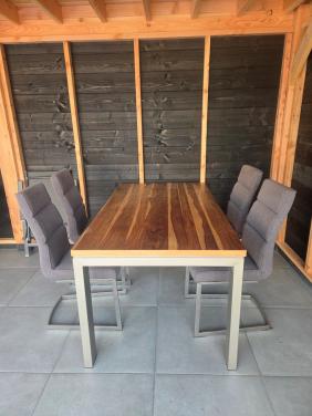 Eettafel met stoelen