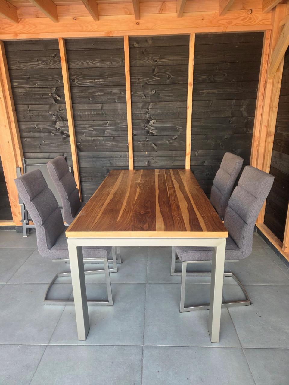 Eettafel met stoelen