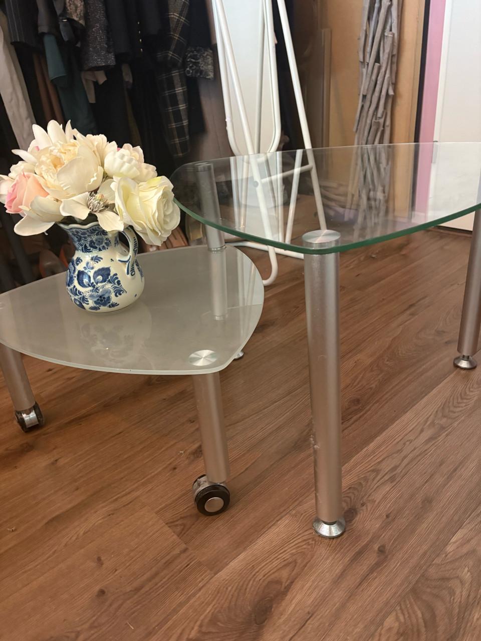 Verrijdbare salon/bijzettafel/nachtkastje van glas en RVS