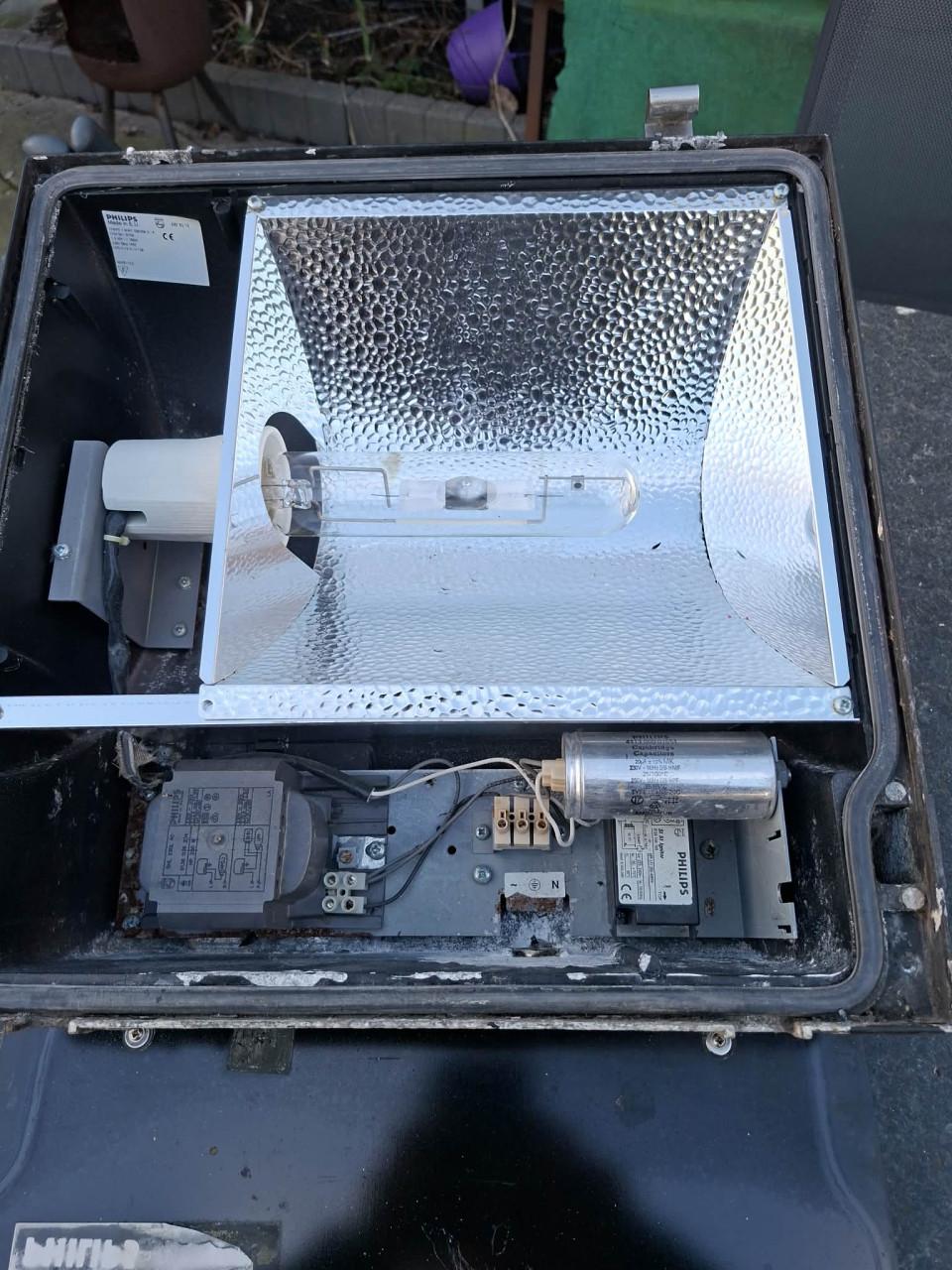 2 STUKS  PHILIPS 2500 WATT LAMPEN