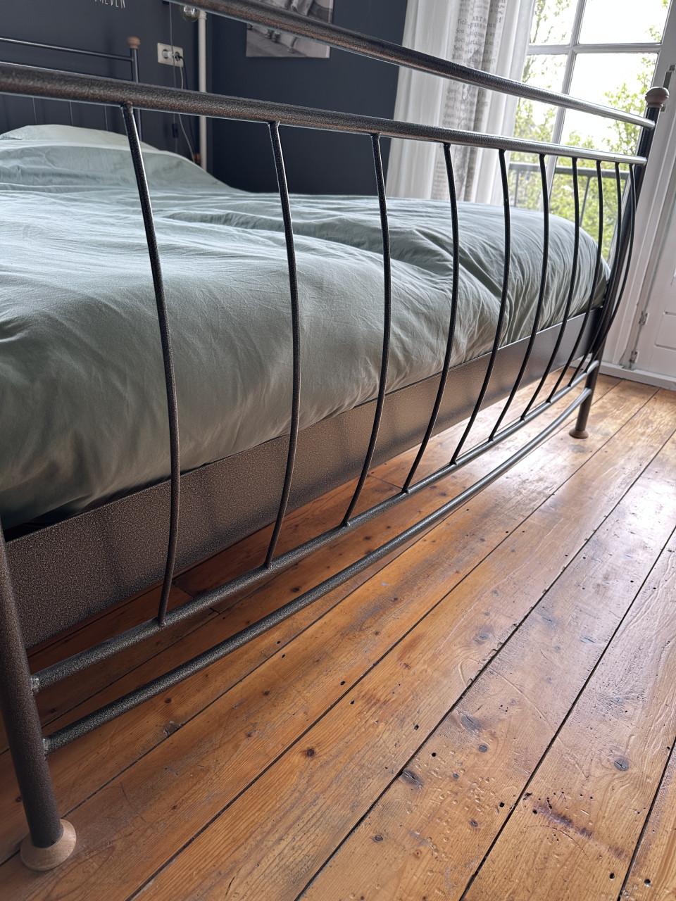 2-persoonsbed met nachtkastjes en make up tafel industrieel