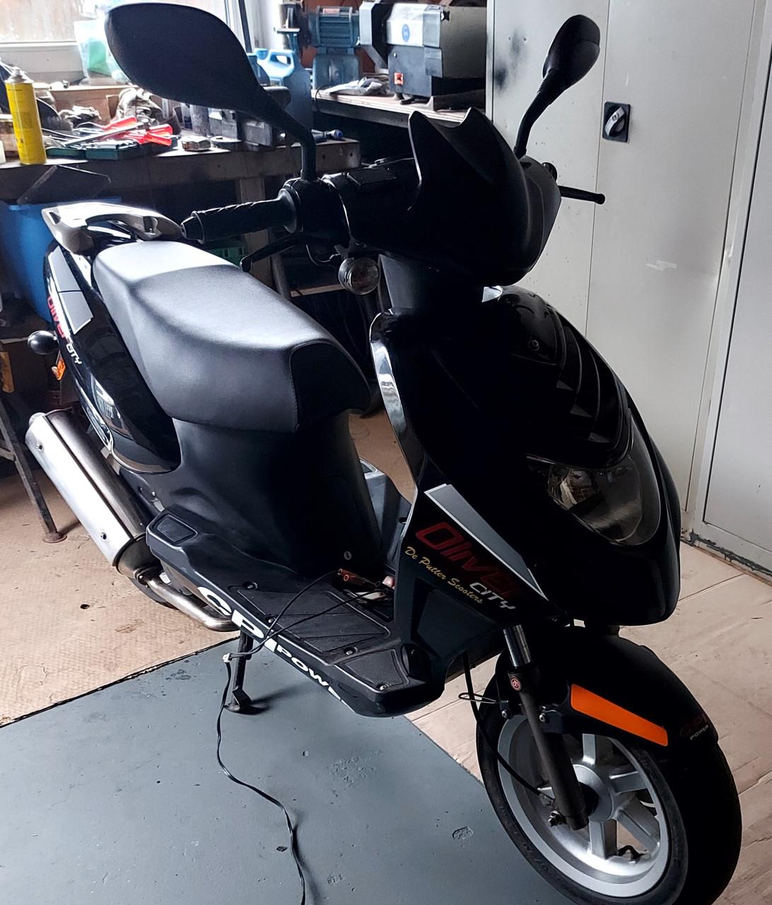 Scooter oliver city  geel kenteken met 3100 km op teller