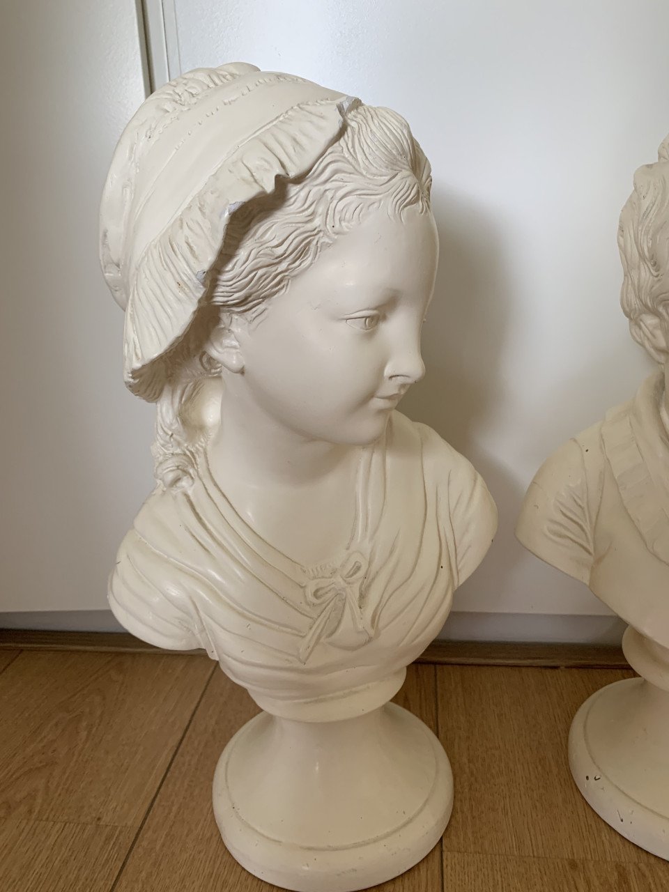 2 ART DECO BORSTBEELDEN, JONGEN EN MEISJE